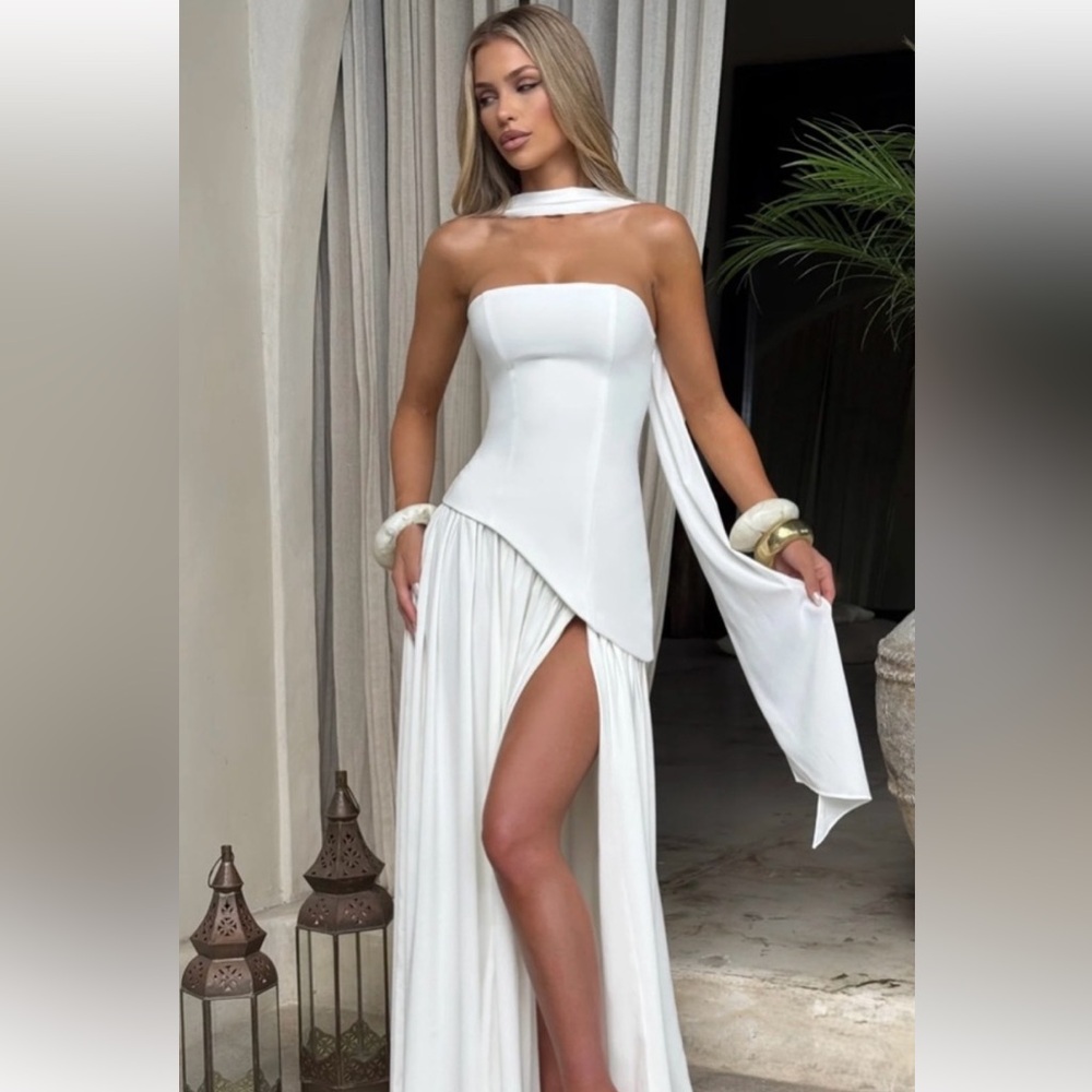 Chic Strapless White Dress with Flowing Design